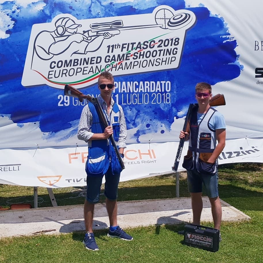 Einārs (no labās) un Kārlis Lapiņi Latvijas izlases sastāvā Eiropas čempionātā kombinētajā medību šaušanā ar vītņstobra ieroci izcīnīja otro vietu.
Autors: no personīgā albuma