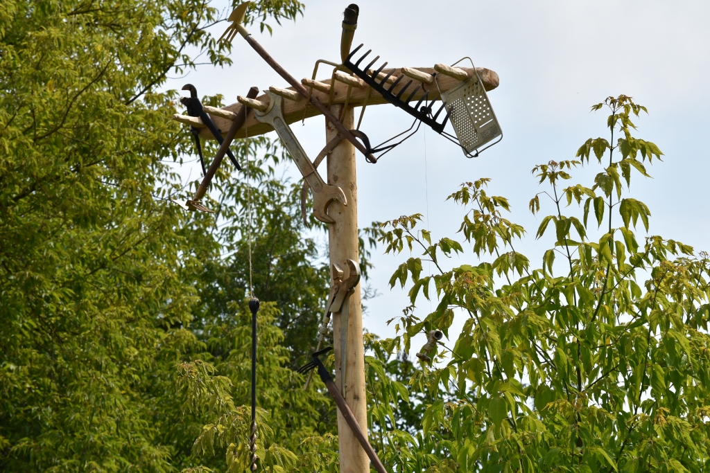 GRĀBEKLIS — instalācija, kura tagad rotās RADU tirgus laukumu.