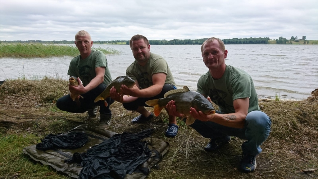 “Bebru” komanda ar lomiem — Igors Riekstiņš (no kreisās), Raivis Rutkovskis un  Aigars Kosmačevskis.
Autors: no Aigara Kosmačevska albuma