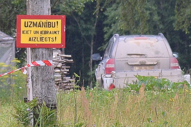 Mēris ienācis sētā. Brīdinājuma zīmes pie saimniecības “Pīlādži” Mazzalves pagastā.
Autors: Imants Kaziļuns