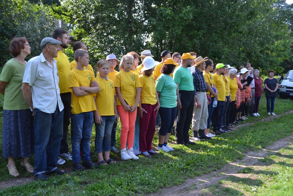 Sacensības sākās ar svinīgo parādi, kuras laikā visi kopā nodziedāja čempionāta himnu “Div' pļaviņas es nopļāvu”.