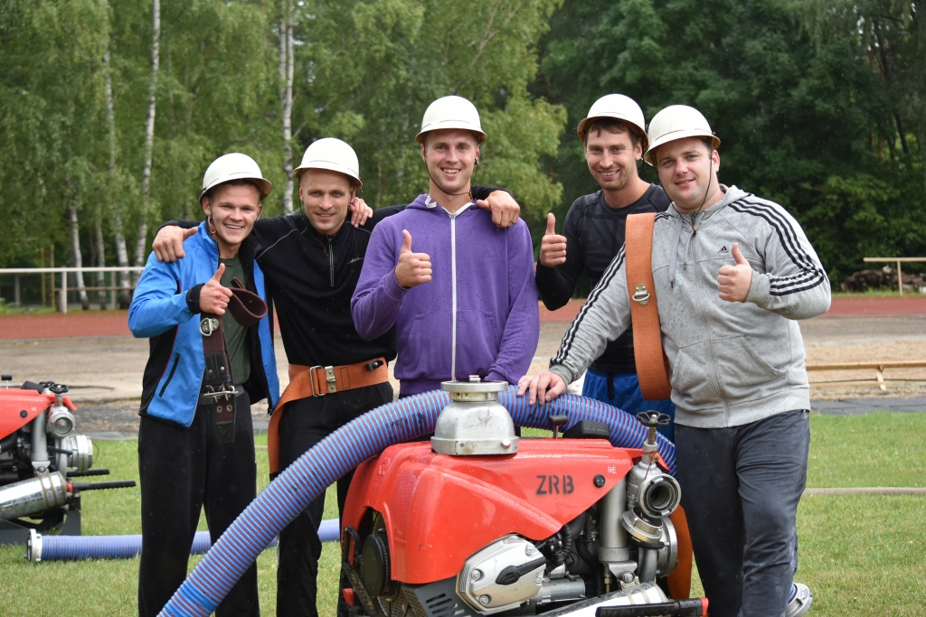 ĀTRI UN PRECĪZI. VUGD Aizkraukles daļas ugunsdzēsēji glābēji Staņislavs Molčanovs (no kreisās), Ainārs Mičulis, Artūrs Reidzāns, Aleksis Ļebedevs un Aigars Savickis sacensību kopvērtējumā izcīnīja otro vietu.