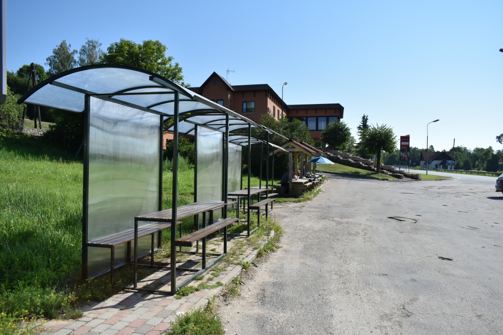 Pagaidām tukšas. Pastāvīgie pārdevēji joprojām uzticīgi vecajām koka nojumēm.