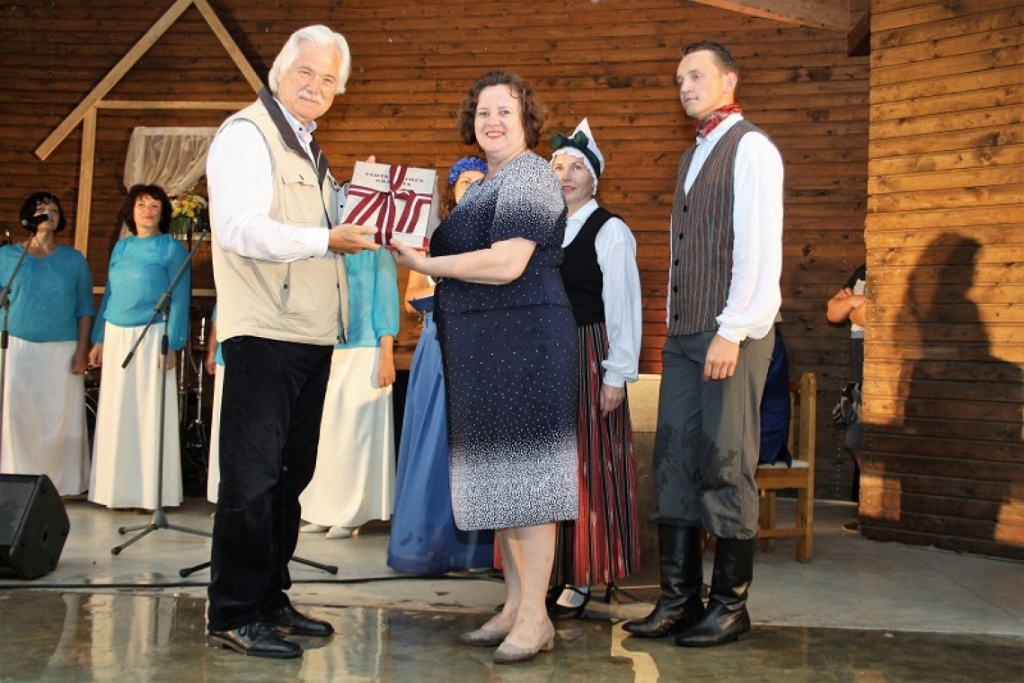 Neretas novada pašvaldības pārstāvei Žannai Miezītei Aknīstes svētku laikā “Tautas saimes grāmatu” pasniedza šī projekta koordinators Aivars Meija.
Autors: Lāsmas Prandes foto