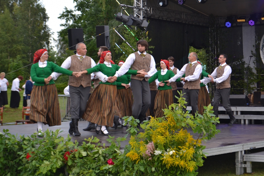 Plaviņu novada pašdarbnieki koncertā, kura daļa bija no Dziesmu un Deju svētku repertuāra, deva iespēju skatītājiem izbaudīt kaut nelielu daļu lielo svētku burvības. Pēc koncerta tika sveikti visi pašdarbības kolektīvu vadītāji.