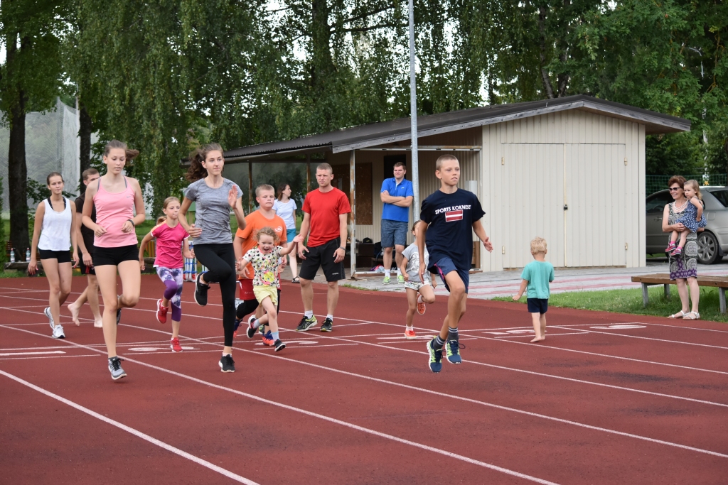 Panākumu pamatakmens — pareiza iesildīšanās. Pasākuma “Koknese sporto” dalībnieki.