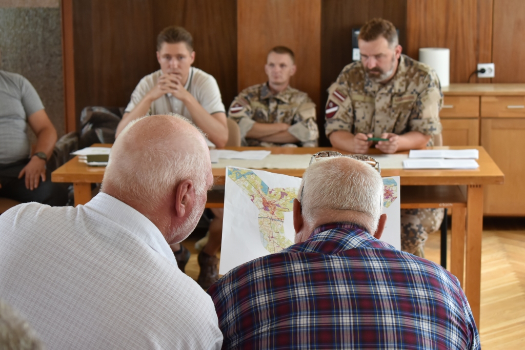 “Šķiet, brauks arī gar mūsu lauku.” Valles pagasta iedzīvotāji pēta karti ar militāro mācību darbības zonām.