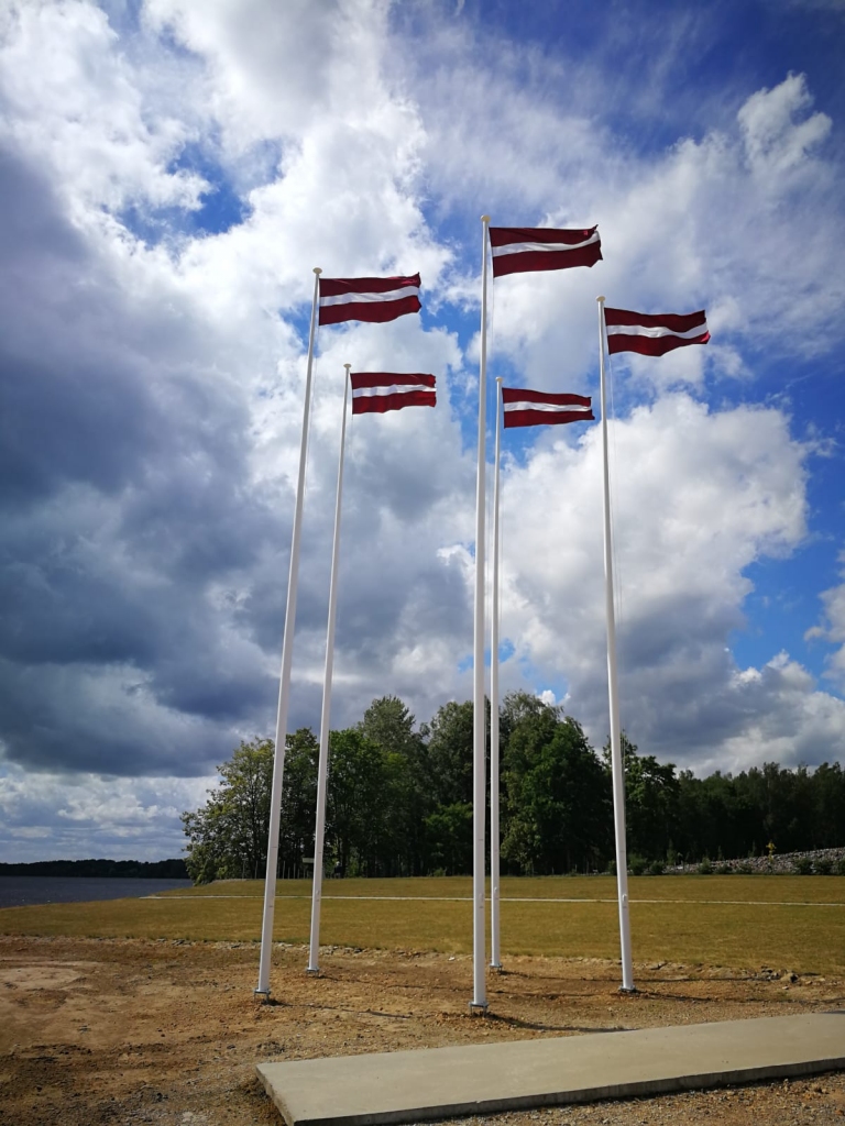 Jaunie karogu masti ir noņemami, tāpēc Dziesmu svētku laikā tie pildīja ļoti īpašu uzdevumu — bija daļa no Latvijas karogu gredzena, kas ieskāva Mežaparka estrādi Dziesmu svētku noslēguma koncertā. Šobrīd visi pieci karogi ir atgriezušies Likteņdārzā.
Autors: publicitātes