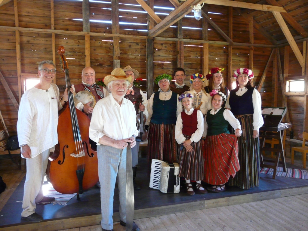 “KARIKSTES” mūziķi Kaustinenas starptautiskajā tautas mūzikas festivālā pirmo reizi rādīja savus jaunos tautastērpus.
Autors: no “Karikstes” arhīva