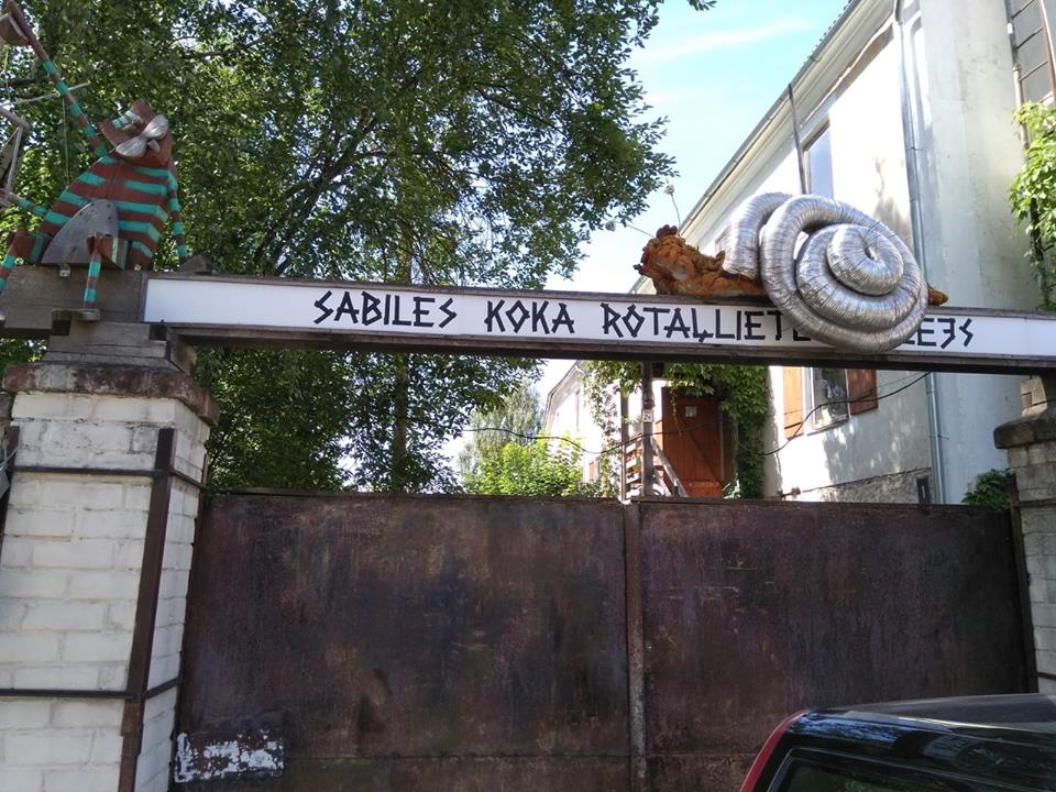 Pilsētas centrā vietu radis pirms četriem gadiem atvērtais Koka rotaļlietu muzejs.