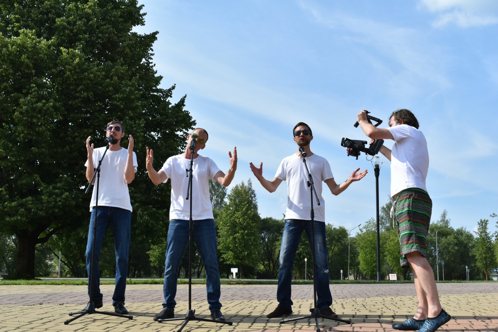 SKAN “Patiesi vārdi”. Filmēšanas laikā Jānis Sniedziņš (no kreisās), Ainārs Uzulnieks un Jānis Cielavs dziesmu “Patiesi vārdi” dziedāja 30 reizes. Šī dziesma klausītājiem skanējusi divas reizes — pirmoreiz šī gada konkursa “Klusie ūdeņi” laikā Aizkrauklē, otrreiz — šomēnes muzikālajā koncertzālē Skrīveru dendroloģiskajā parkā. Puiši cer, ka pēc videoklipa tapšanas un skanējuma radiostacijās dziesma “aizies tautās”, iegūstot lielāku popularitāti. Operators Jānis Dumbris (no labās) klipu plāno samontēt divu nedēļu laikā.