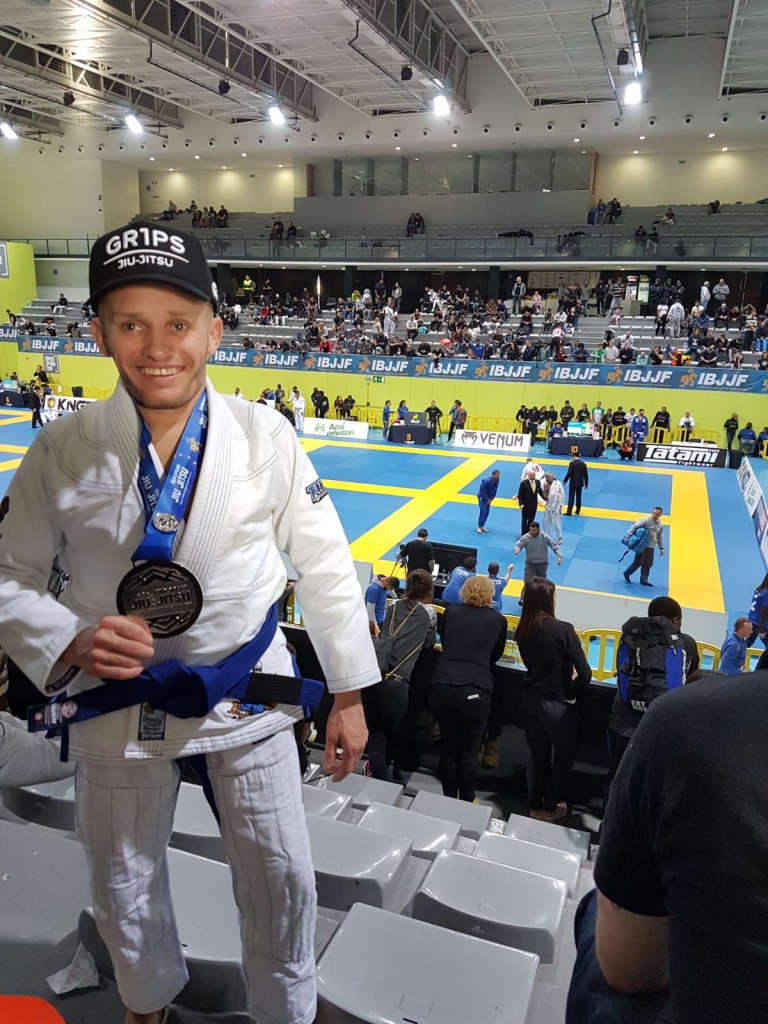 Ja es to varu, jūs arī spēsiet! Mihails Šabarovs Eiropas čempionātā izcīnīja otro vietu, lai pierādītu bērniem, ka treneris lieki nerunā, bet ir savas jomas profesionālis.
Autors: no personīgā albuma