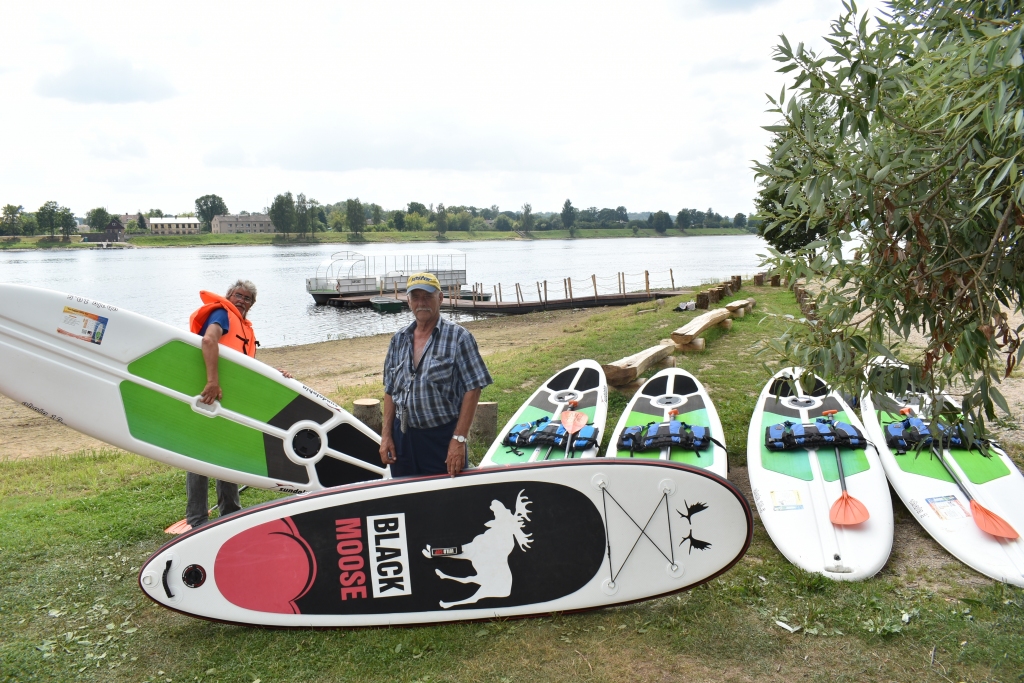 “Artūr, laižam peldēt!” Uzņēmuma darbinieki Gints Ozoliņš (no kreisās) un kuģīša “Balta kaza” kapteinis Artūrs Ēvalds.
Autors: Imants Kaziļuns
