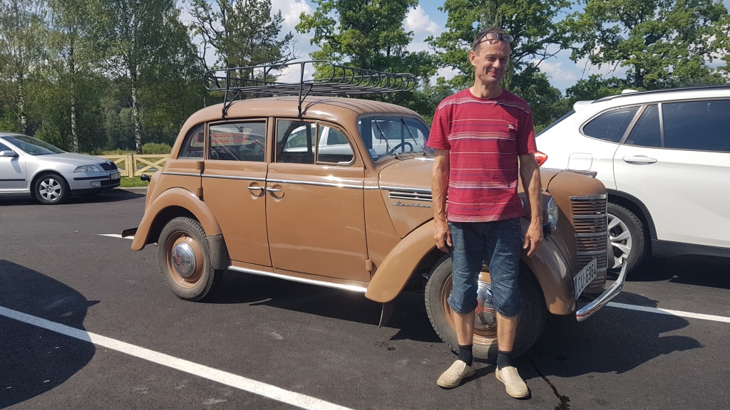 Atpūtas brīdī. Arnis Dāboliņš un viņa “kārlītis”.