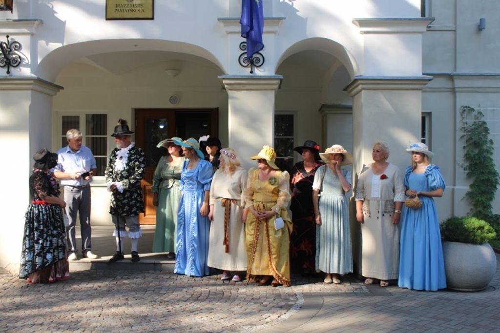 MUIŽAS DĀMAS sagaida Ērberģes muižas svētku viesus.
Autors: Daiga Meldere