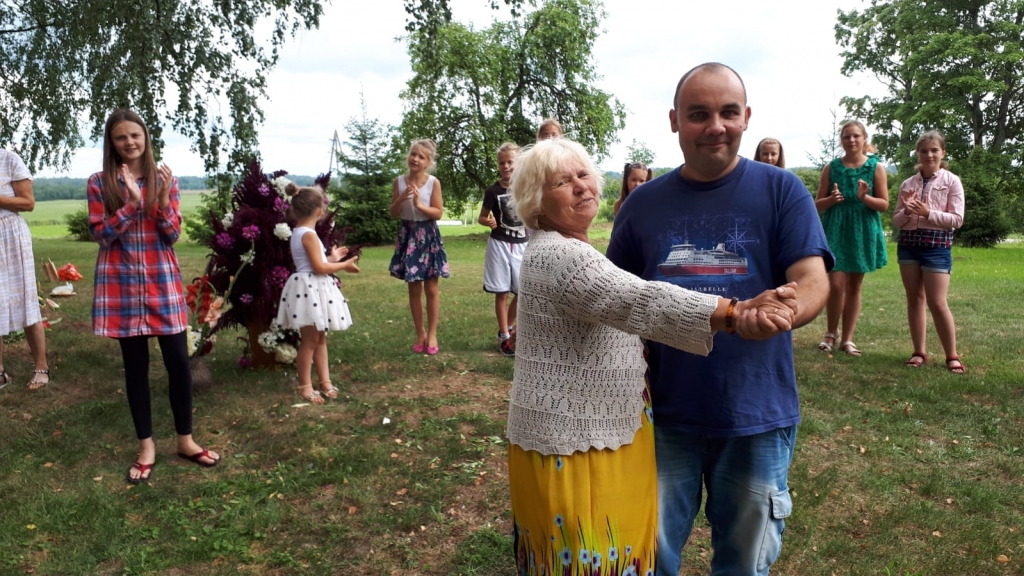 Jautrība “Galdiņu” dārzā. Kopā ar “Aizezeres muzikantiem” gan ciemiņi no Rīgas, gan Saimnieču dienas svinētāji devās jautrās rotaļās un dančos. “Galdiņu” dārzā sen nebija manīta tāda līksmība!
Autors: Lība Zukule