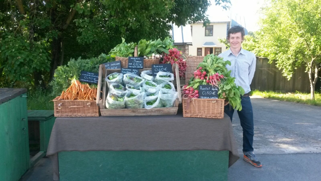 PIRMS GADA. Tomass mūsu pirmajā tirgus dienā.