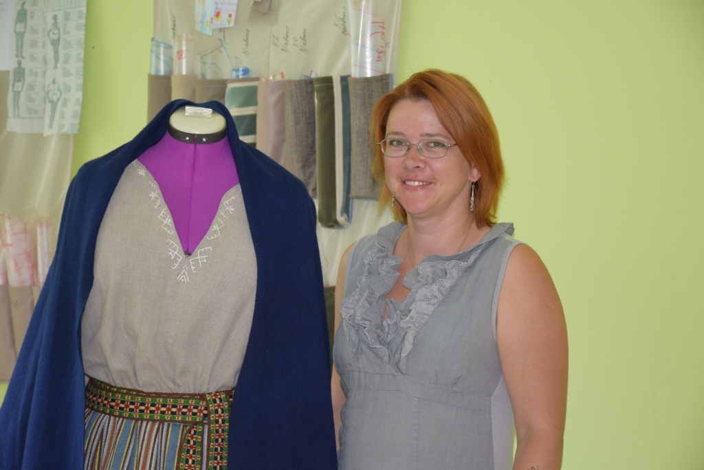 DARINĀS KOPĀ. “TREJdeviņu pūru” saimniecei Inesei Bluķei ir pieredze tautisku tērpu darināšanā, un savas zināšanas viņa labprāt nodod citiem.