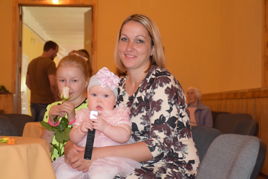 GODINOT ģimenes, kurā pērn piedzimuši bērniņi, Jaunjelgavas novada dome tām dāvināja monētu ar uzrakstu: “Bērniņ, audz savam novadam”, to saņēma arī Mišinu ģimene no Seces.
Autors: no “Staburaga” arhīva