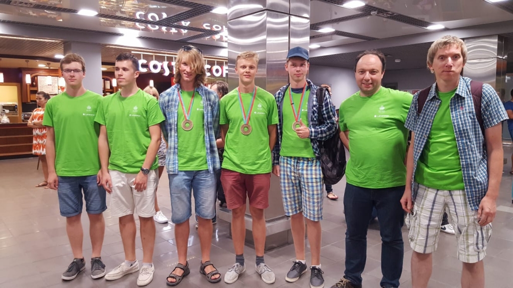 Aizkrauklietis Mārtiņš Klevs (otrais no kreisās) kopā ar citiem Latvijas komandas pārtstāvjiem un mentoriem.