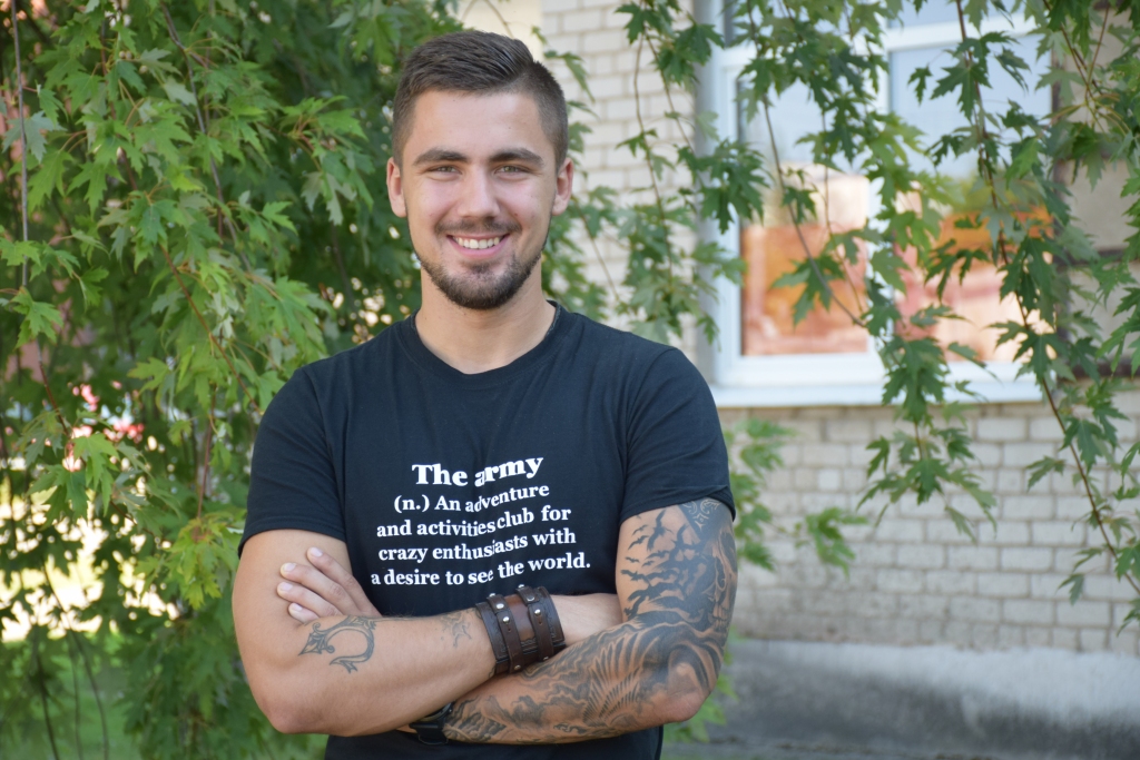 JAUNAIS LEITNANTS Matīss Stīpnieks atklāj, ka viens no viņa tetovējumiem — da Vinči “Vitruviānas cilvēks” — daļēji ir par viņu pašu. Taču savu iedomāto rāmi var pārraut, stājoties pretī izaicinājumiem.