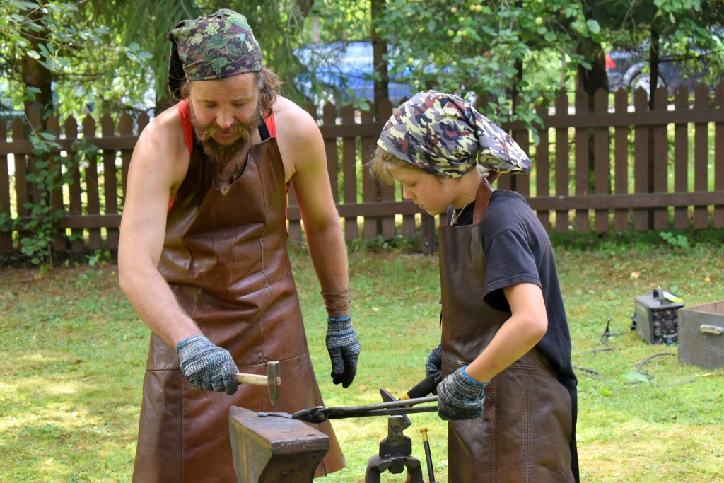Duetā. Kārlis Zvans no Dundagas novada un viņa dēls Jēkabs strādā  ar līdzatvestajiem darbarīkiem. “Bija ko nopūlēties, kamēr visu sakrāvām piekabē. Lakta vien sver ap 60 — 70 kilogramiem,” stāsta Kārlis Zvans.