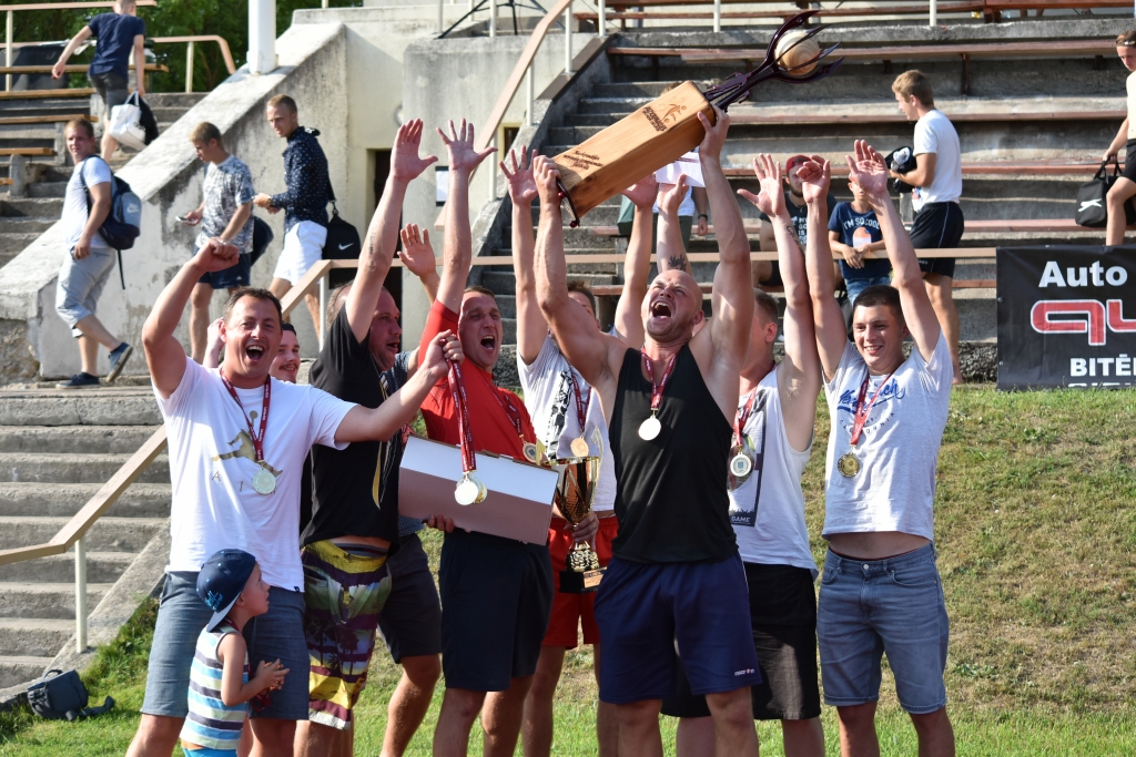 Uzvara! Vienības “Poila” futbolisti ar patiesām emocijām svin uzvaru turnīrā.