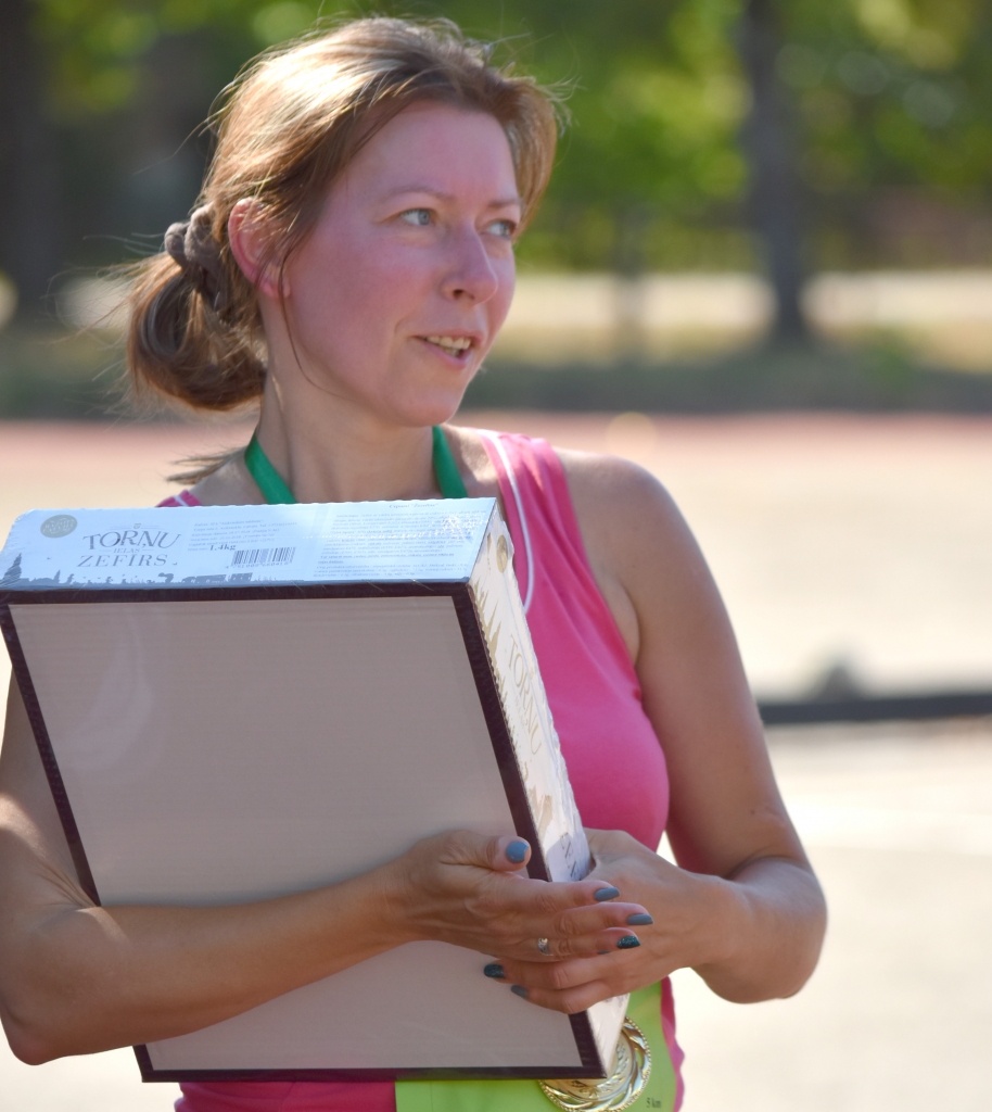 “Veselības skrējiena” iedvesmota. Irēna Romanovska pēc noskrietiem pieciem kilometriem.