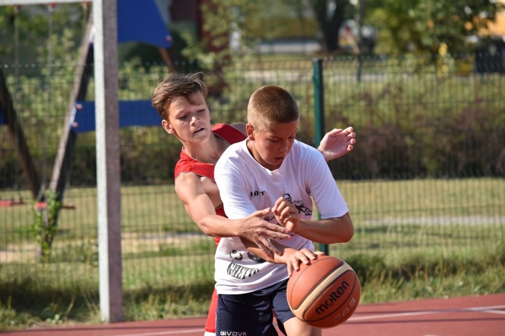 Cīņa par bumbu. 13 līdz 15 gadu grupā norisinājās spraigas cīņas. Jānis Censonis cenšas atņemt bumbu Tomam Škutānam (priekšplānā).
Autors: Ginta Grincēviča