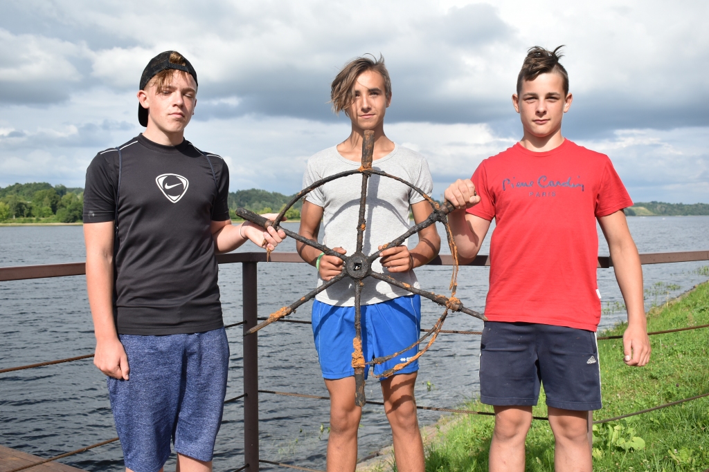 Ar šobrīd vēl nenoskaidrotas piederības vēstures liecību. Jaunjelgavieši Bruno (no kreisās), Reinis un Kristers.