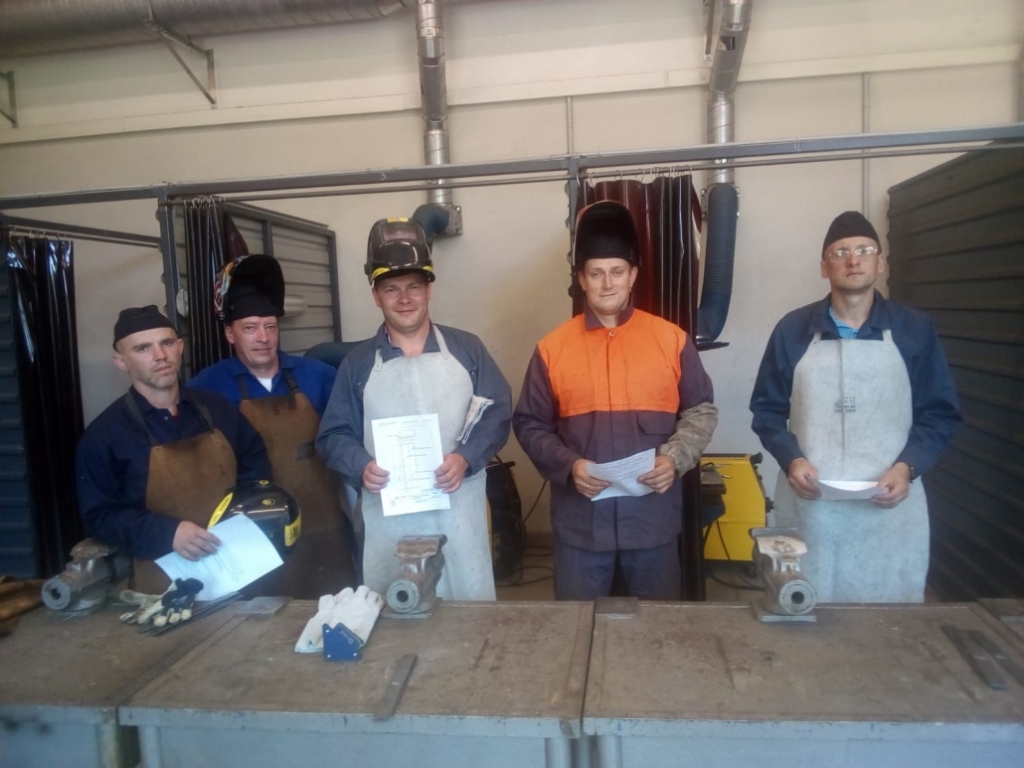 Prasmi apliecina dokuments. Metinātāji Kaspars Silaraups (no kreisās), Ģirts Deinis, Kaspars Grauzs, Artis Utināns un Jurijs (Yury) Lopati pēc apmēram pusgada mācībām ieguvuši kvalifikācijas dokumentu.
Autors: no skolas arhīva