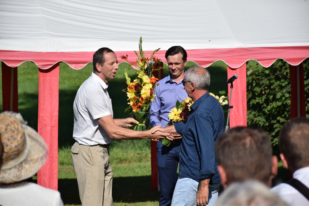 Sveicieni iepriekšējam direktoram. Vecumnieku novada pašvaldības darbinieki  Guntis Kalniņš (no kreisās) un Jānis Kovals sveic Ojāru Rubeni.