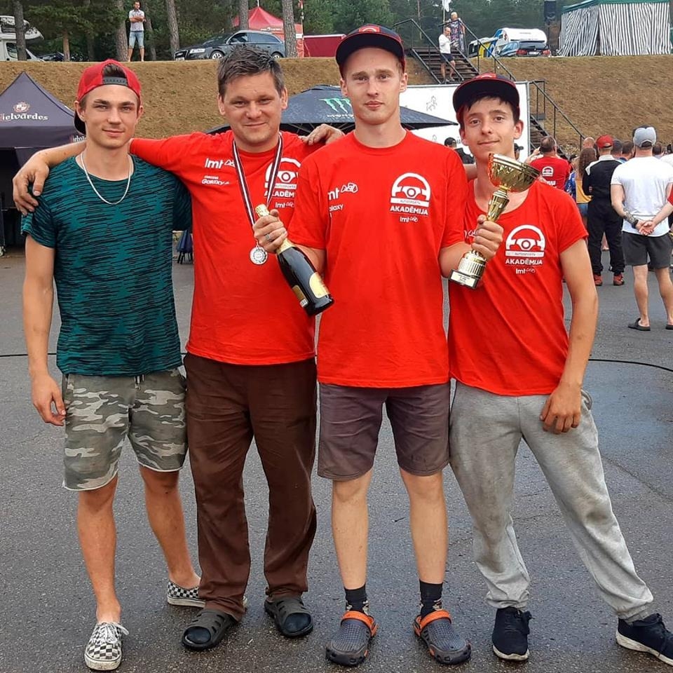 AR OTRĀS VIETAS KAUSU. Aizkraukles Profesionālās vidusskolas benzīnmotora  kartinga pilots Jānis Mārins, skolotājs Edgars Šals, elektrokartinga pilots Raivis Veikšāns un benzīnmotora kartinga mehāniķis Ričards Jurkjāns.
Autors: no skolas arhīva