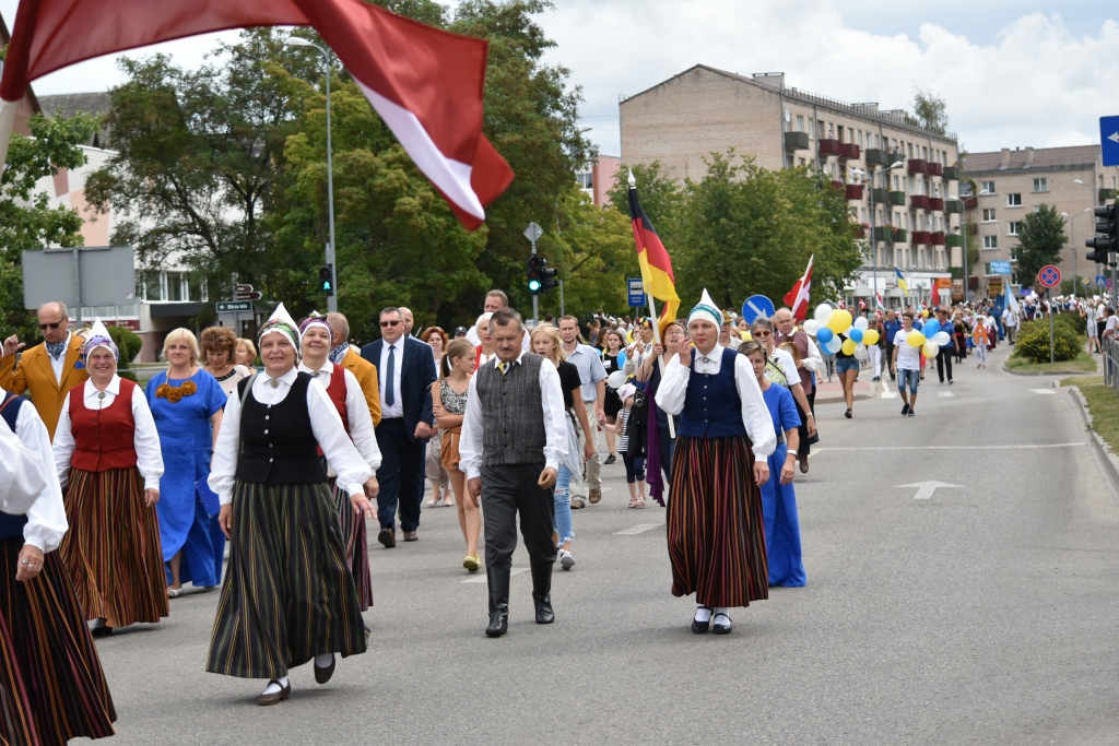 CAURI PILSĒTAI AR SVEICIENIEM AIZKRAUKLEI UN LATVIJAI. Aizkraukles novada svētku gājienā no Aizkraukles sporta centra līdz kultūras namam piedalījās vairāki simti aizkraukliešu un viesu no Ungārijas, Baltkrievijas, Polijas, Dānijas, Ukrainas un Aizkraukles sadraudzības pilsētas Latvijā — Krāslavas.