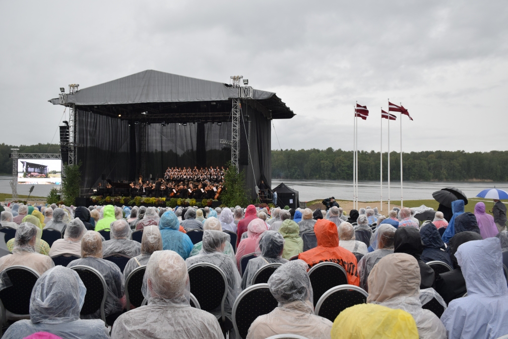 Nokrišņi netraucēja. Svinīgajai un izjustajai koncerta noskaņai smidzinošais lietus deva papildu emocijas.