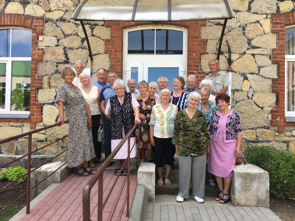 Te NU mēs esam — 1958. gada Pļaviņu 1. vidusskolas absolventi — uz skolas kāpnītēm pēc 60 gadiem.
Autors: no Valentīnas Glāznieces-Puzānes albuma