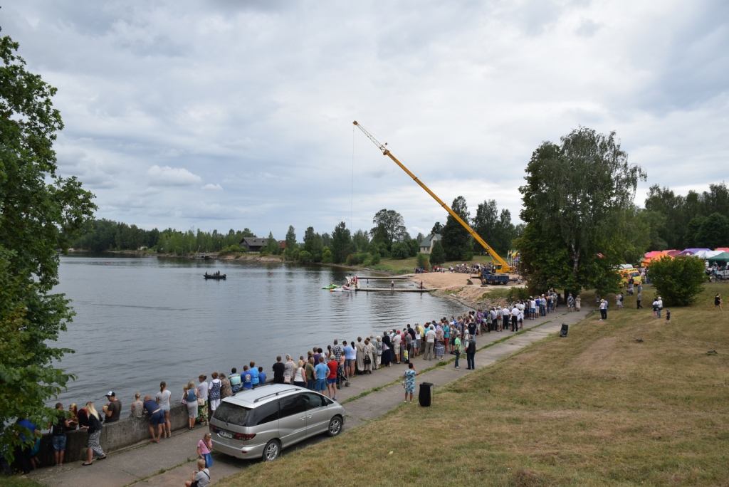 Cerot uz spraigiem mirkļiem. Ilgstoši atliktos startus varēja sagaidīt tikai pacietīgākie skatītāji.