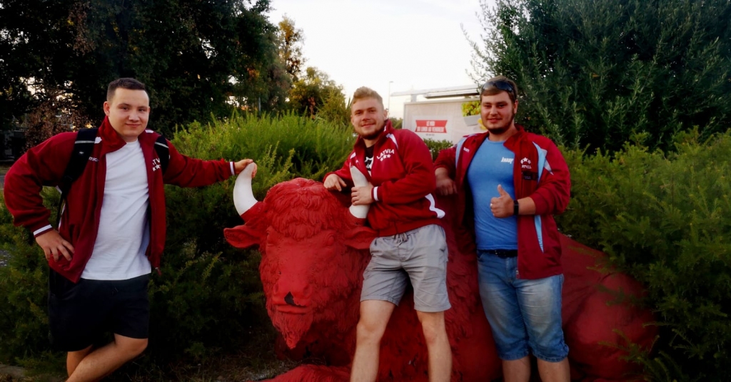 Spēcīgi jaunieši. Aizkrauklieši Oļegs Kudrjavcevs (no labās), Lauris Pojasņikovs un Aivis Plociņš no Krāslavas.
Autors: no personīgā albuma