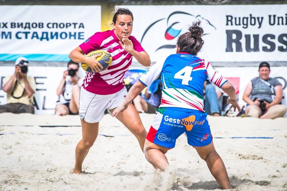 Nost no ceļa! Ar bumbu rokās jaunjelgaviete Ilze Jegorova.
Autors: Zigismunds Zālmans