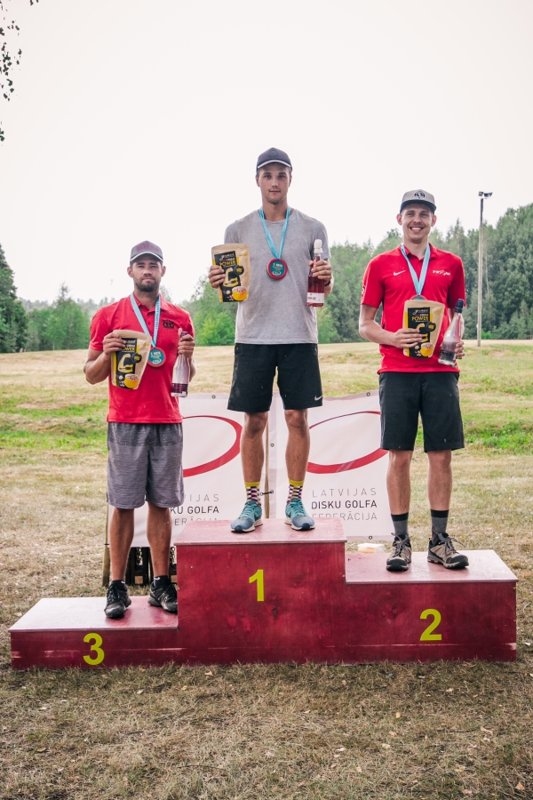 Open grupas labāko trijnieks. Koknesietis Lauris Karlušas (vidū), Gunārs Grundmanis otrajā vietā, trešajā — Jurijs Siņkevičs.