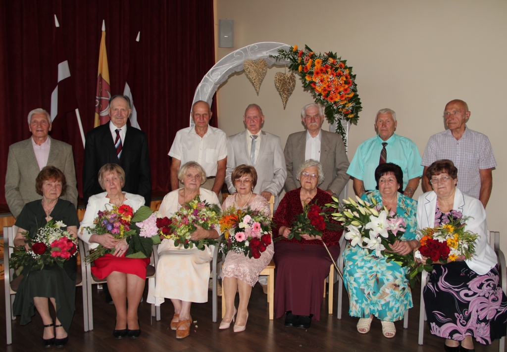 KOKNESES GODA ĢIMENES. Kokneses novada dome lepojas ar ģimenēm, kurās no divu cilvēku mīlestības gadu plūdumā ir uzaugušas un sakuplojušas dzimtas, kurās bērni, mazbērni, mazmazbērni veido stipru pamatu Kokneses novadam un Latvijai.
Autors: Anita Šmite