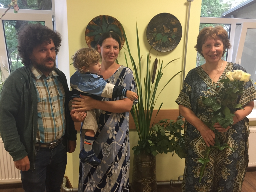 DAUGAVIEŠU DZIMTA. Māksliniece Māra Daugaviete (no labās) kopā ar meitu Māru Uvarovu, znotu Jakovu Kudrinu un mazdēliņu Luku, viesojoties Neretas novadpētniecības muzejā.