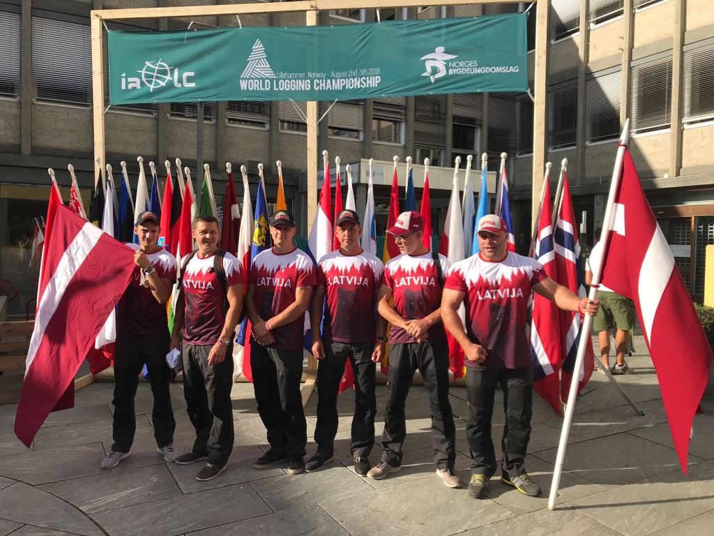 Latvijas kokgāzēju komanda. Kopā ar Anatoliju Seļivanovu (trešais no labās).
Autors: no Anatolija albuma