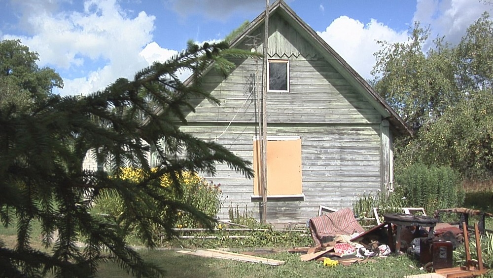 Māja, kura glabā baisus notikumus. “Ap māju zied puķes, viss sakopts. Žēl, ka notikusi tāda traģēdija...” saka pagasta pārvaldes vadītāja Raina Līcīte.
Autors: no “Degpunkta”