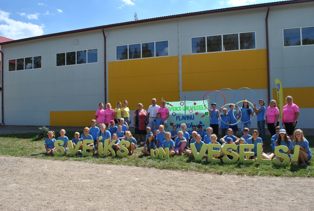 AKTĪVI UN PRIECĪGI ir nometnes dalībnieki, vadītāji un atklāšanas viesi.