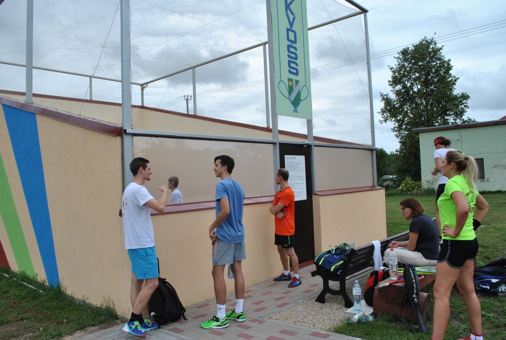 LABA PIEREDZE. Kopīgās spēlēs Latvijas un Šveices skvoša spēlētāji tikās arī Pļaviņu brīvdabas laukumā.