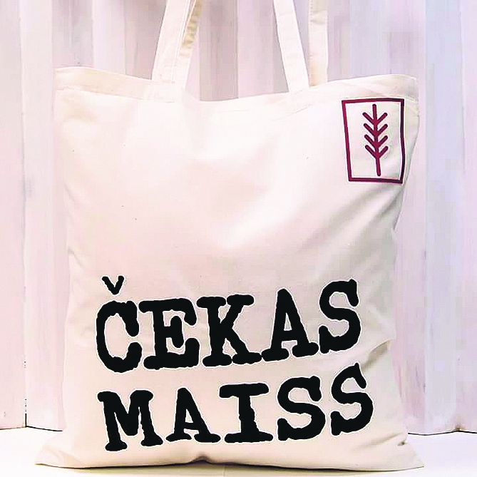 Ar pārliecību. Maisiņš var kļūt par jūsu politiskās, idejiskās un filozofiskās domas nesēju. Kā, piemēram, izmantojot Zemgales NVO centra sarūpēto “Čekas maisu”!
Autors: no shop.metradrulle.lv