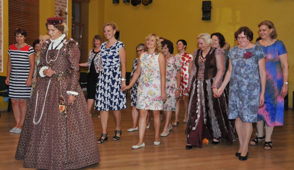 SKOLOTĀJAS PILNVEIDO SEVI. Nometnes “Sēlijas vasara 2018” dalībnieces Ērberģes muižā guva daudz pozitīvu emociju un enerģijas lādiņu, tostarp apguva un izdejoja trīs Bauskas pils viduslaiku dejas.
Autors: Aivars Miezītis