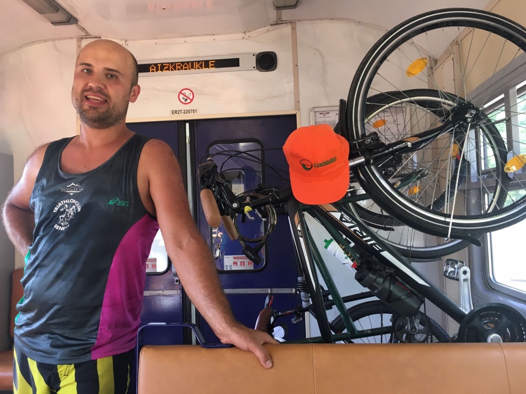 IR GANDARĪJUMS! “Var jau mājās skatīties televizoru un dzert alu, bet var arī laiku izmantot lietderīgāk. No Rīgas ar velosipēdiem braucām līdz Aizkrauklei tādēļ, ka var nobraukt 100 kilometrus un pēc tam ērti tikt atpakaļ ar vilcienu,” stāsta Ojārs Klimass. “Tik garā ceļā katrs var atrast kaut ko, par ko pasūdzēties, tomēr, ja ir mērķis, jātiek līdz galam. Un tad ir gandarījums.”
Autors: Pāvela foto, viņš pats vēlējās palikt aiz kadra