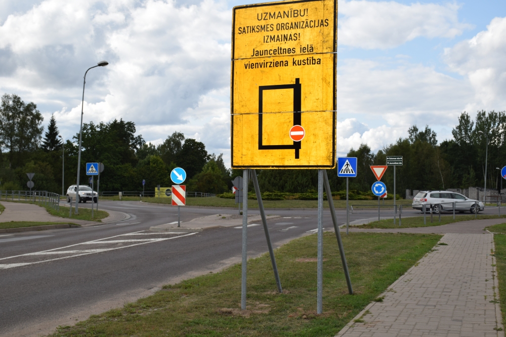 Braukšana vienā virzienā. Remontdarbu laikā līdz ziemai no pagasta uz pilsētu pa Jaunceltnes ielu iebraukt varēs, bet izbraukšanai no pilsētas jāizvēlas cits ceļš.